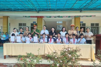 TRƯỜNG THCS LÊ HOÀN PHỐI HỢP VỚI CÔNG AN XÃ TUYÊN TRUYỀN, PHỔ BIẾN PHÁP LUẬT VỀ AN TOÀN GIAO THÔNG