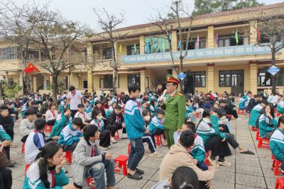 Tuyên truyền các quy định của pháp luật về vũ khí, vật liệu nổ, công cụ hỗ trợ và pháo